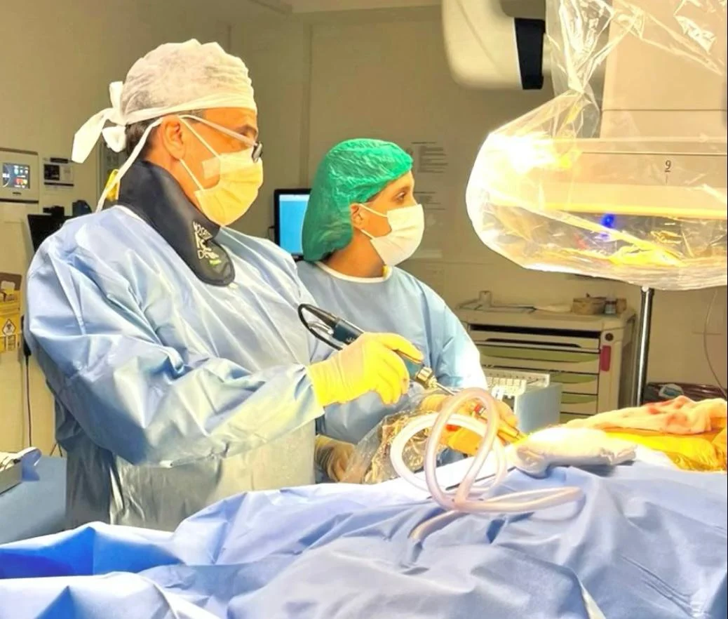 Equipe durante procedimento de endoscopia da coluna