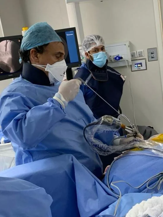 Dr. Juliano Lhamby realizando endoscopia da coluna